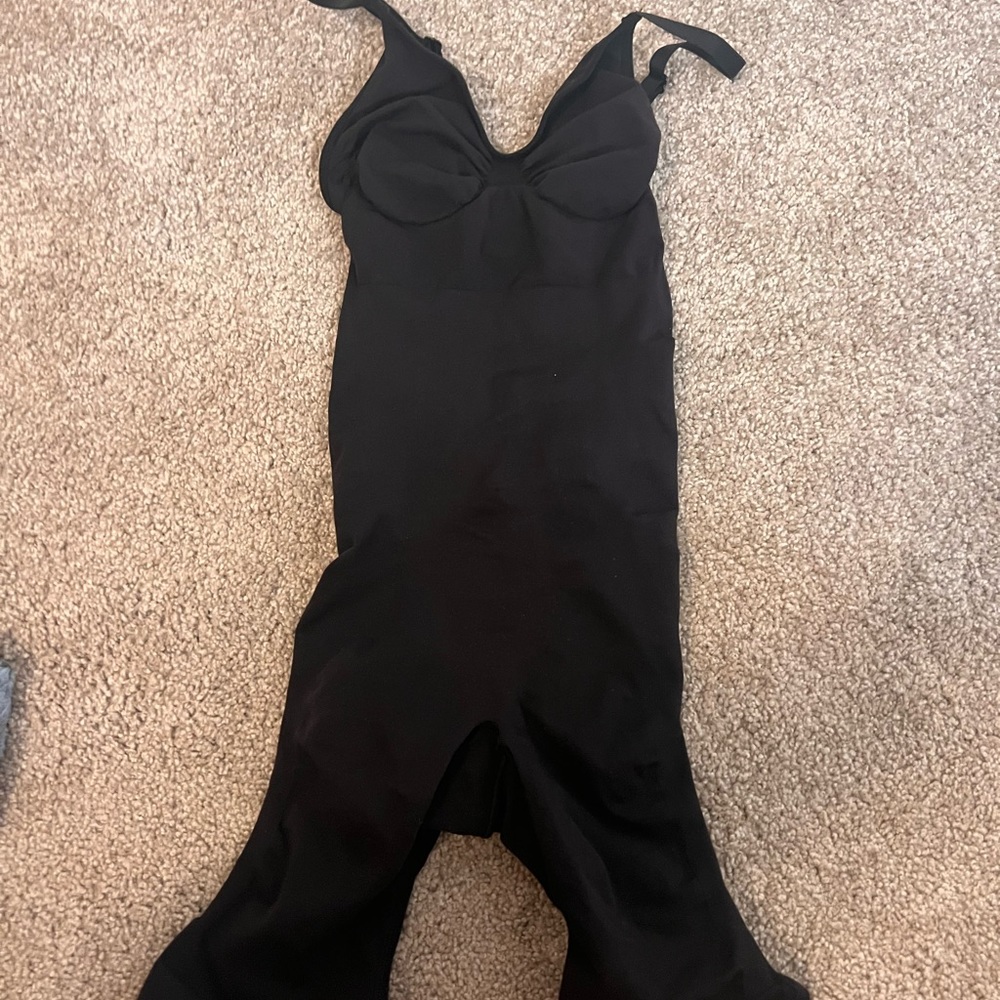 Like new skims black full body suit L/XL